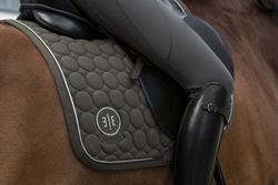 Czaprak Eskadron Essence Softshell Emblem Darkolive