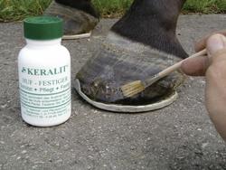 Keralit Huffestiger - preparat na róg kopytowy i białą linię